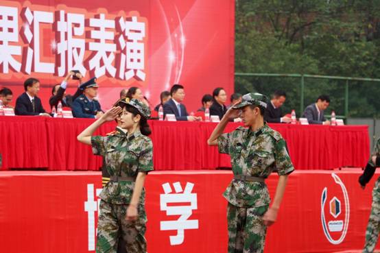 图片包含 户外, 标志, 男人, 建筑描述已自动生成