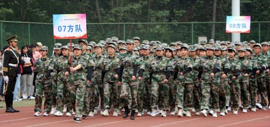 许多人在路上描述已自动生成