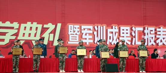 图片包含 火, 消防栓, 游戏机, 火车描述已自动生成