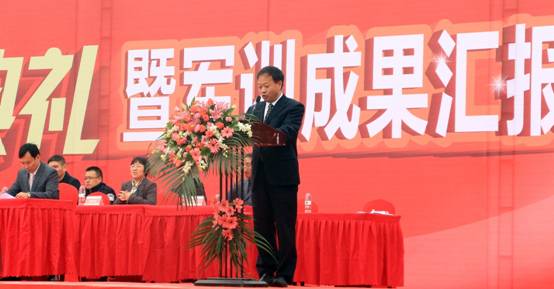 图片包含 建筑, 男人, 站, 前描述已自动生成