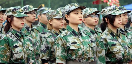 一群穿着军装的人描述已自动生成