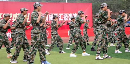 一群穿着制服的人描述已自动生成