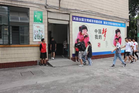 小孩们在街道上走描述已自动生成