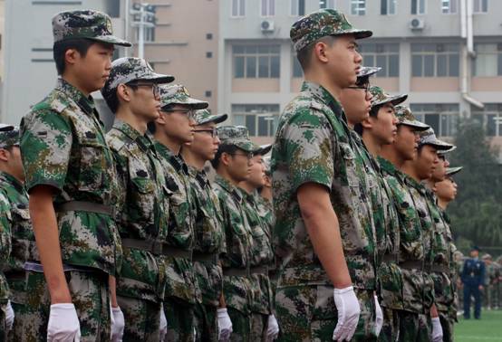 图片包含 建筑, 男人, 人, 站描述已自动生成