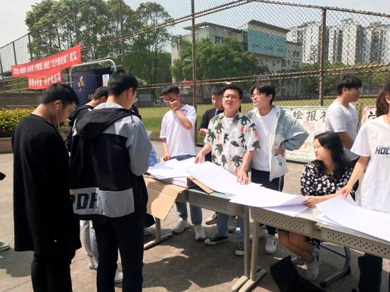 一群人站在桌子边描述已自动生成