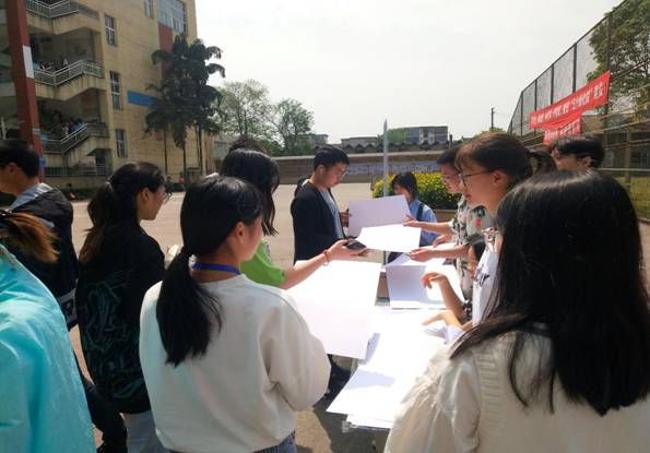 一群人在街道上描述已自动生成