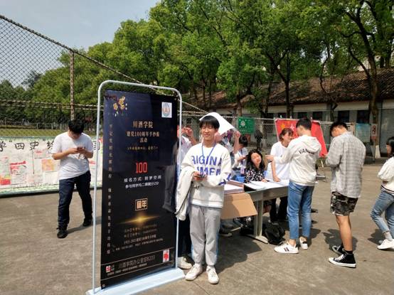 一群人站在公园的椅子上描述已自动生成