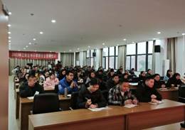 餐厅里的人们描述已自动生成